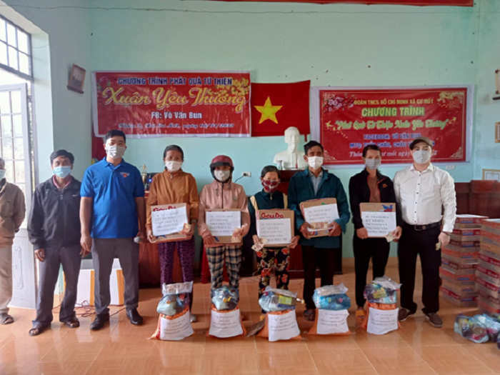 Đoàn thanh niên xã Cư Mốt trao 50 suất quà cho gia đình có hoàn cảnh khó khăn trên địa bàn xã